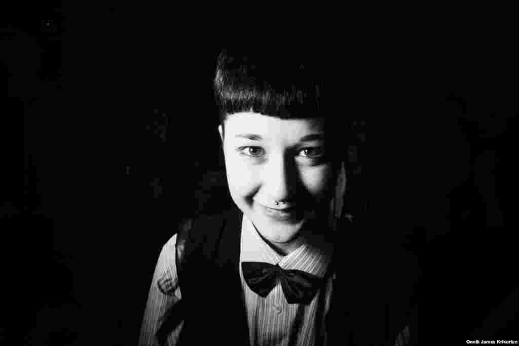 Аника Джориадзе на концерте в Basement Bar. Хотя панк-исполнители выступают в небольших помещениях, публики много, включая подростков как Джориадзе.&nbsp;