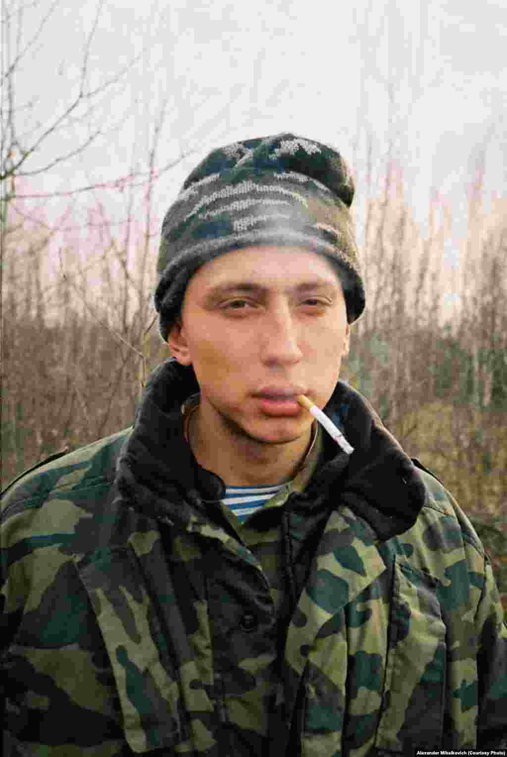 Сигарета тайком. Сигарет не хватает, запасы хранятся в тайниках. 
