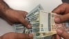Бисёре аз муомилоти бузург дар Тоҷикистон бо доллар сурат мегирад.