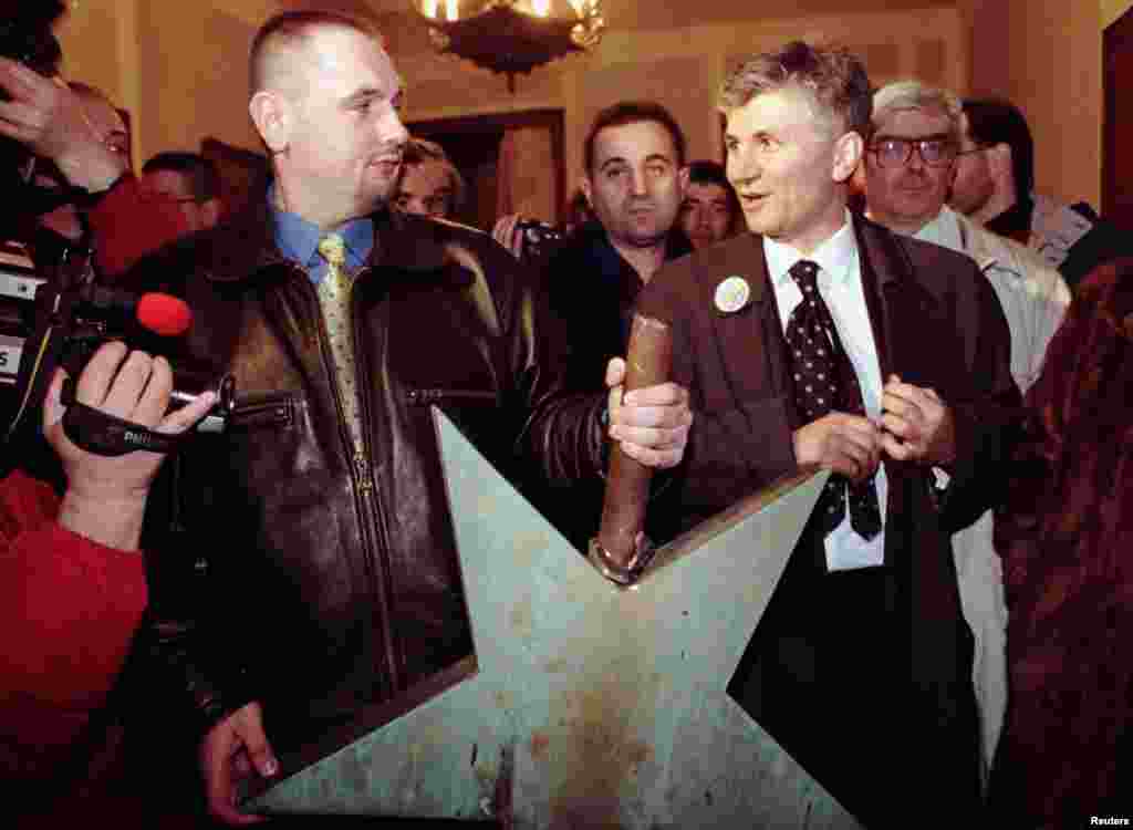В феврале 1997 года Джинджич занял пост мэра Белграда, став первым некоммунистическим градоначальником со времен второй мировой войны. На фотографии он рядом со звездой, снятой со здания парламента столицы Сербии.