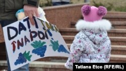 La un protest în faţa Parlamentului, februarie 2015
