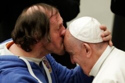Верующий целует папу Франциска во время аудиенции 19 февраля. Сегодня это уже невозможно из-за мер изоляции