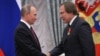 Владимир Путин и Сергей Ролдугин, награждённый орденом Александра Невского, во время церемонии вручения государственных наград в Кремле, сентябрь 2016 года