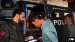په پاکستان کې پولیس افغان کډوال له خپلې خاورې باسي-ارشیف