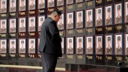 Kim Jong-un, la memorialul soldaților Armatei Populare Coreene (KPA) căzuți în războiul din Ucraina. Sala principală a clădirii Comitetului Central al Partidului Muncitoresc Coreean din Phenian, la 22 august 2025.