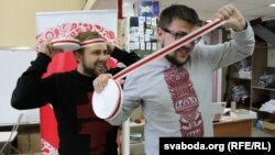 Зьміцер Афанасенка (зьлева) і Павал Белавус з новай пратыяй бел-чырвона-белых стужак