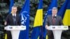 Президент України Петро Порошенко та генеральний секретар НАТО Єнс Столтеньберґ (ліворуч). Київ, 10 липня 2017 року
