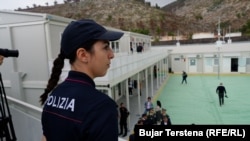 Pripadnik italijanske policije u migrantskom centru u blizini luke Šenđin u Albaniji, 11. oktobra 2024. godine.