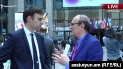 «Ազատ Եվրոպա/Ազատություն» ռադիոկայանի Բրյուսելի թղթակից Ռիկարդ Յոզվիակը զրուցում է «Ազատության» հայկական ծառայության տնօրեն Հրայր Թամրազյանի հետ, Բրյուսել, 24-ը նոյեմբերի, 2017թ․