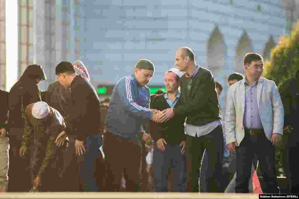 Айт намазы оқылып болған соң бірін бір құттықтап жатқан адамдар. 