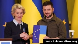 Еврокомиссия рәисе Урсула фон дер Ляйен һәм Украина президенты Владимир Зеленский