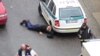 Медики надають першу допомогу пораненому поліцейському, пораненому у передмісті Братислави, 30 серпня 2010 року