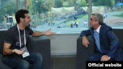 Армения - Встреча президента Армении Сержа Саргсяна (справа) с всемирно известным рок-музыкантом Сержем Танкяном (слева), Ереван,14 августа 2011 г.