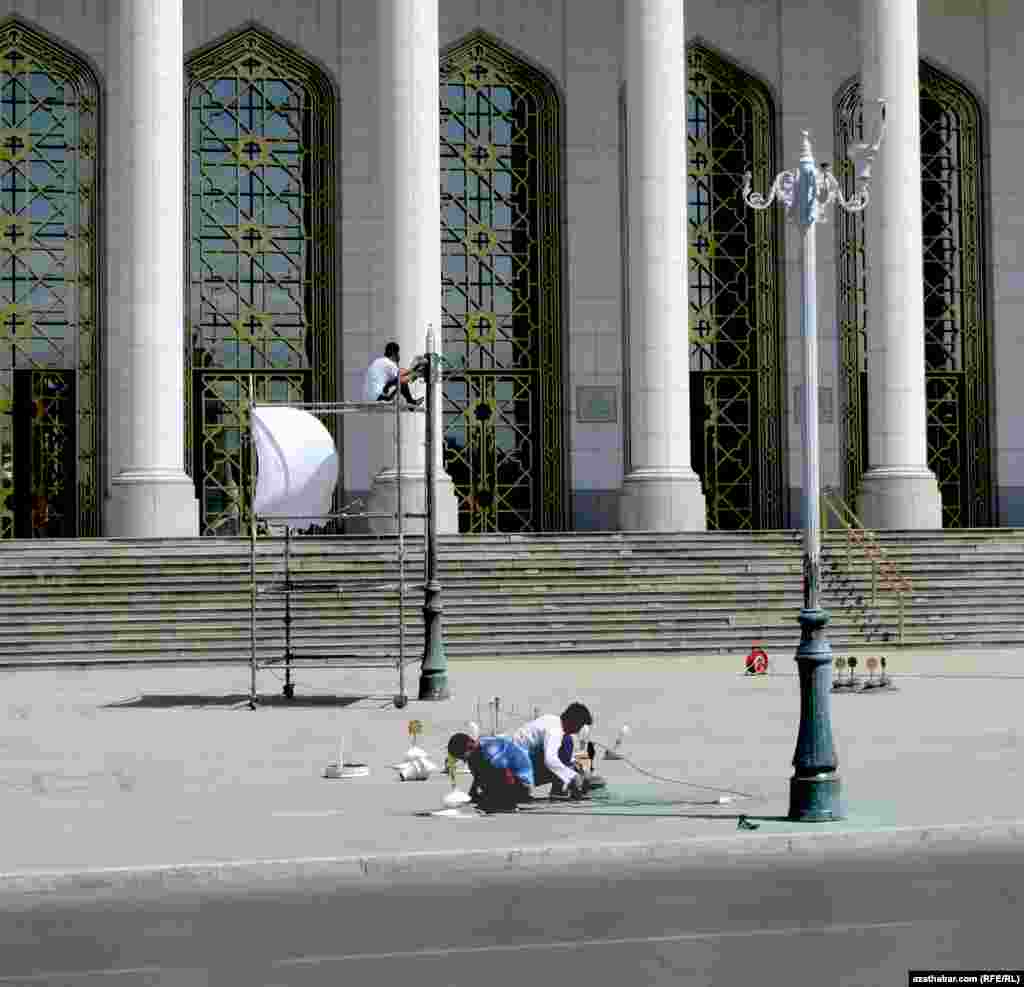 Aşgabat. Türkmenbaşy adyndaky teatryň öňünde elektrik enjamlaryny çalyşmaga taýýarlyk görýän işçiler