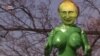 Як зелені «Путін» і «Земан» літали над посольством Росії в Чехії (відео)