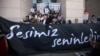 Saýa goldaw bildirmek üçin suduň jaýynyň daşynda ýygnanan adamlar, Stambul, 18-nji oktýabr.