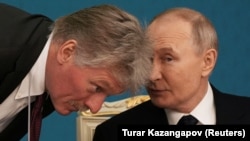 Пресс-секретарь Путина Дмитрий Песков и Владимир Путин