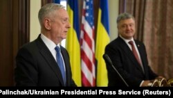 AQSh mudofaa vaziri Jeyms Mettis va Ukraina prezidenti Petro Poroshenko Kievda matbuot anjumani o‘tkazdi. 2017 yil, 24 avgust.