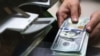 ЦБ разрешил россиянам переводить за рубеж $10 тысяч в месяц