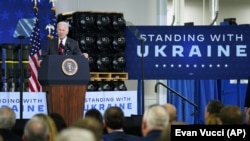 АКШ президенты Джо Байден Алабамадагы Lockheed Martin заводында чыгыш ясый, монда Украинага бирелә торган Javelin ракет комплекслары җитештерелә. 3 май 2022 ел