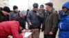 Бастующие нефтяники компании "Каражанбасмунай" подписываются под заявлением о том, что они не согласны с планами правительства по их трудоустройству в других регионах Казахстана. Актау, 23 декабря 2011 года.