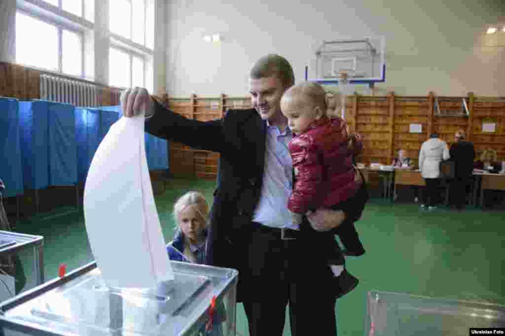 Кандидат в мери Києва від «Опозиційного блоку» Олександр Пузанов під час голосування на місцевих виборах на одній з виборчих дільниць у Києві. 25 жовтня 2015 року
