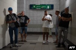 Izraelci se sklanjaju tokom upozorenja na raketnu uzbunu u Haifi, 16. juna 2025.