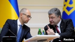Арсеній Яценюк, прем’єр-міністр України та Петро Порошенко, президент України (зліва на право)