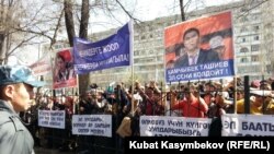 Айыпкерлерді қолдаушылар сот ғимаратының алдында тұр. Бішкек, 29 наурыз 2013 жыл.