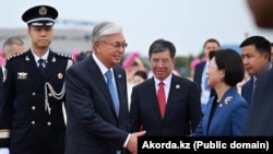 Президент Казахстана Касым-Жомарт Токаев прибывает в Тяньцзинь для участия в саммите ШОС. 30 августа 2025 года