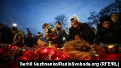 Люди возлагают цветы и колосья у памятника жертвам Голодомора. Киев, 24 ноября 2018 года.