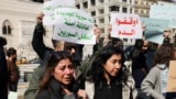 Protestçiler 9-njy martda Latakia welaýatynda bolup geçen zorlugy ýazgarmak üçin Siriýanyň paýtagty Damask şäherinde köçelere çykýar, 