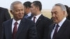 Президент Казахстана Нурсултан Назарбаев встречает президента Узбекистана Ислама Каримова (слева) в аэропорту Астаны. 6 сентября 2012 года.