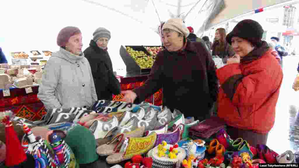 Посмотреть на товары приходят и соотечественники, работающие в Москве. 