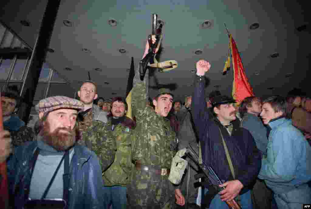 Вооруженные защитники Верховного Совета России возле телецентра "Останкино" 