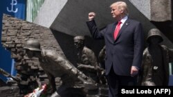 Дональд Трамп выступает на площади Красиньских в Варшаве у памятника участникам восстания в августе 1944 года.