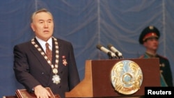 Нурсултан Назарбаев вступает в должность президента по итогам выборов, проведенных после конституционного референдума 1995 года. 20 января 1999 года