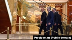Türkmenistanyň Halk maslahatynyň başlygy Gurbanguly Berdimuhamedow, Azerbaýjanyň prezidenti Ylham Alyýew hem-de Özbegistanyň prezidenti Şawkat Mirziýoýew Awazada üçtraplaýyn duşuşyk geçirdi.