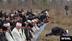 (архівна фотографія) Лідери кримських татар моляться, Крим,23 січня 2008