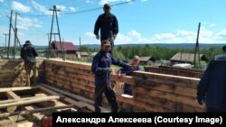Жители села Кытыл-Дюра на стройплощадке.