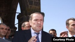 Լեւոն Տեր-Պետրոսյանը իր աջակիցների հետ հանդիպմանը, արխիվային լուսանկար