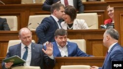 În Parlament, înaintea votului privind demisia guvernului Streleț