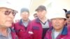 Рабочие «Жылыоймунайгаза» на нефтепромысле Прорва. Атырауская область, 18 апреля 2010 года.