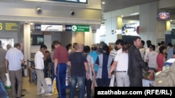 Türkmen studentleri Moskwanyň Domodedowo aeroportunda, 1-nji iýul, 2012.