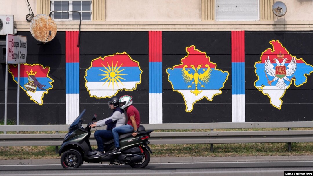 Motociklista u Beogradu prolazi pored murala koji prikazuje mape BiH, Severne Makedonije, Kosova i Crne Gore u bojama srpske zastave (26. avgust 2021. godine)