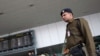 Hindistanyň Indira Gandi adyndaky Halkara aeroportunda duran sakçy