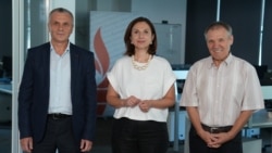 Victoria Coroban, gazda podcastului „Dincolo de știri”, alături de analiștii Nicolae Negru și Igor Boțan, în redacția Europei Libere de la Chișinău. 