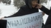 Одна из гражданских активисток на площади Жанаозена рассказывает по телефону журналистам о происходящем. 25 февраля 2012 года. Фото предоставлено гражданским активистом Галымом Агелеуовым. 