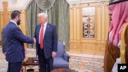 Prelazni predsednik Sirije Ahmad Al-Šara rukuje se s predsednikom SAD Doanldom Trampom u prisustvu saudijskog prestolonaslednika Mohameda bin Salmana, 14. maj 2025.