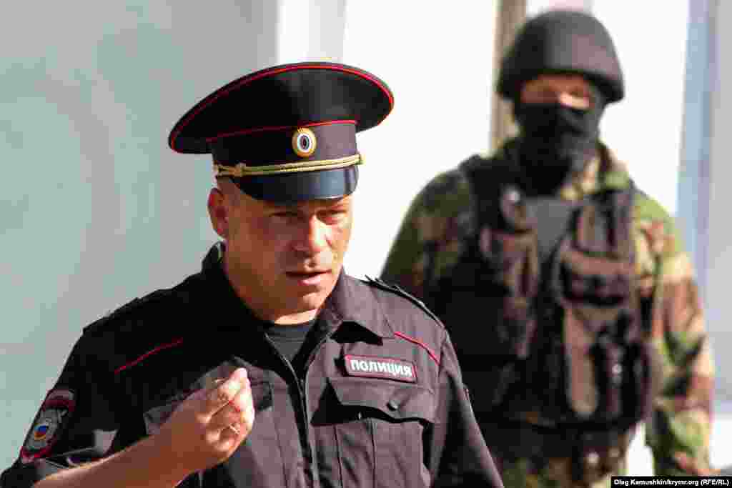 Полиция журналистларга да кулга алу белән яный. 